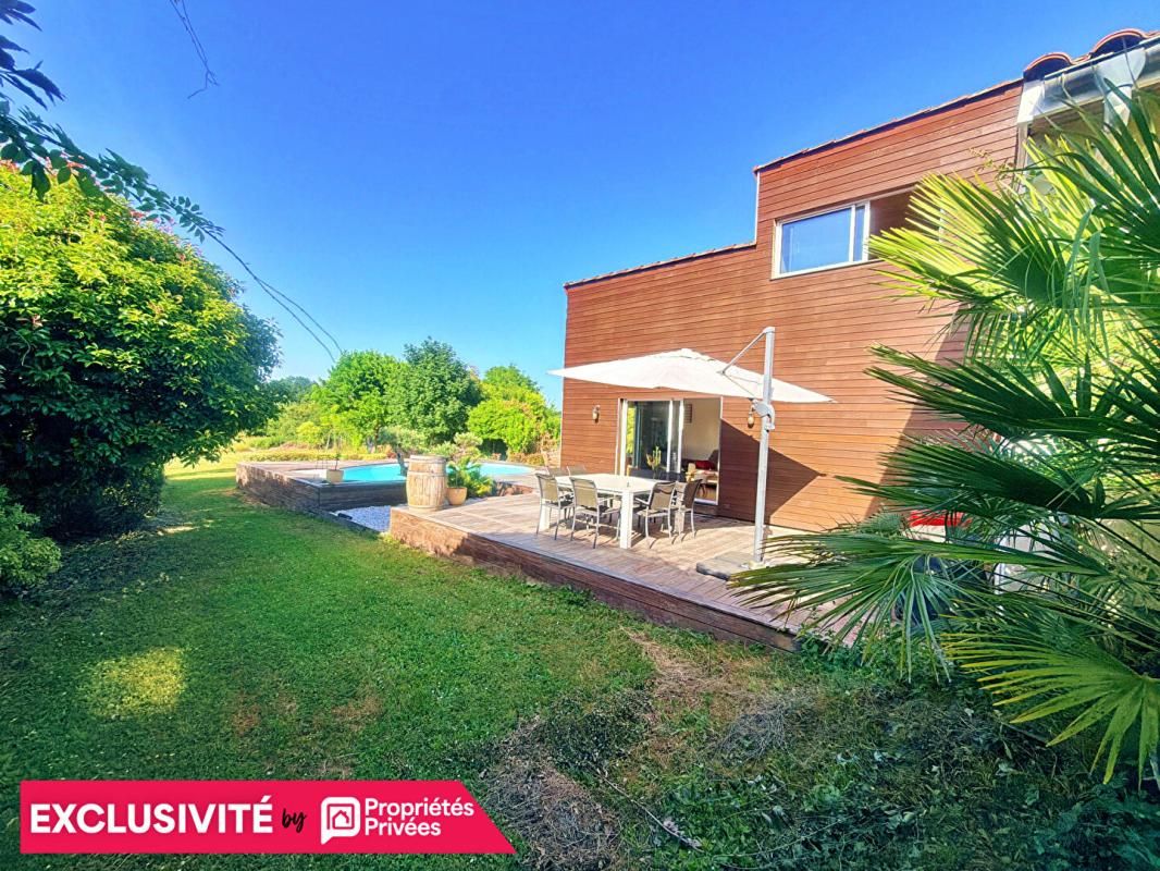 QUINSAC Maison de caractère au style unique 125 m² 6 pièces avec piscine garage et vue nature à Quinsac 2