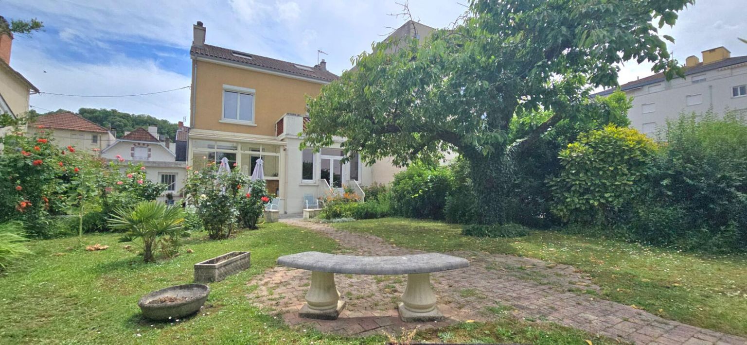 PERIGUEUX Maison de ville type 7, avec jardin et garage, Quartier Vesone 3