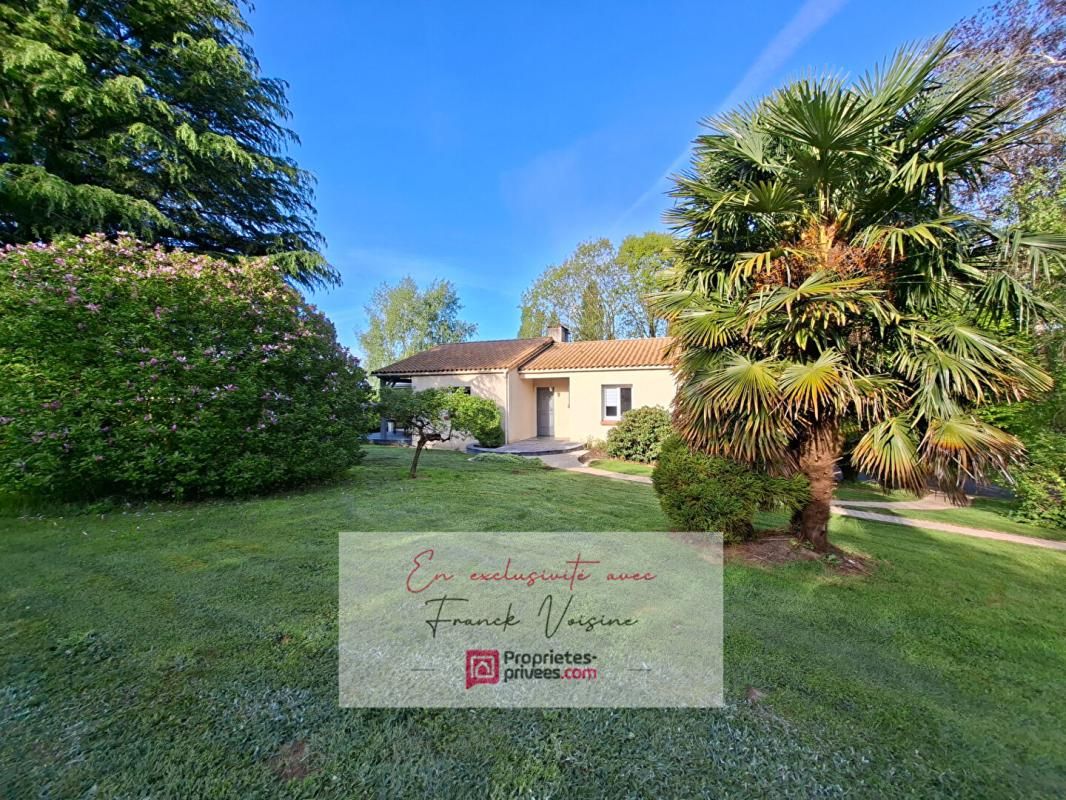 SAINT-MICHEL-MONT-MERCURE A VENDRE en Exclusivité à Saint Michel Mont Mercure, maison de 124 m2 avec 4 chambres et 1 bureau sur un parc arboré de 3812 m2 1