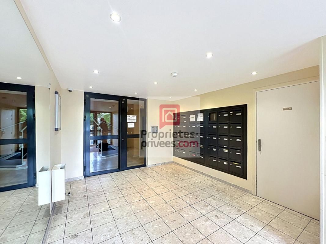 LES ESSARTS-LE-ROI Appartement Les Essarts Le Roi 1 pièce(s) 28.2 m2 2