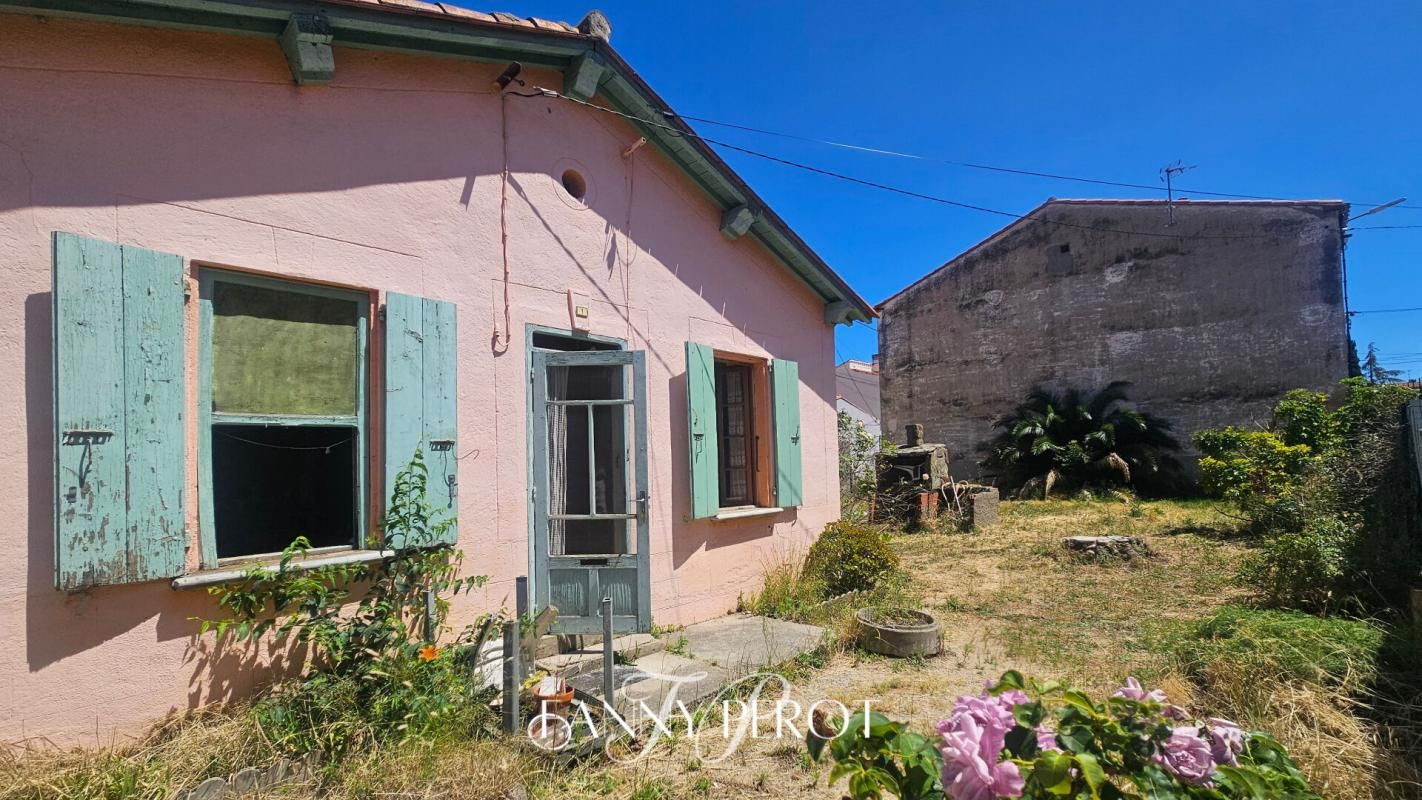 SAINT-CYPRIEN Saint-Cyprien - Maison à rénover sur beau terrain avec de multiples possibilités 1
