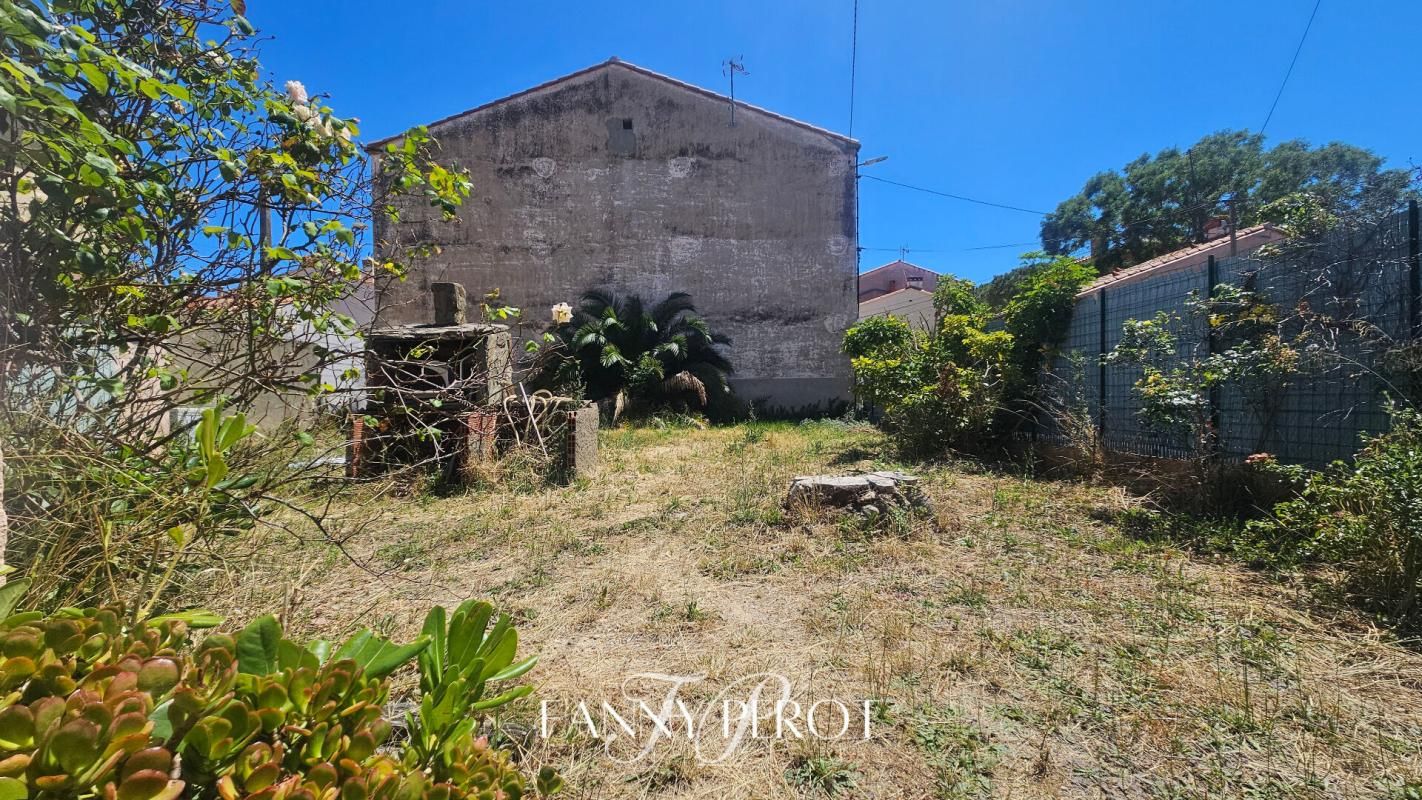 SAINT-CYPRIEN Saint-Cyprien - Maison à rénover sur beau terrain avec de multiples possibilités 2