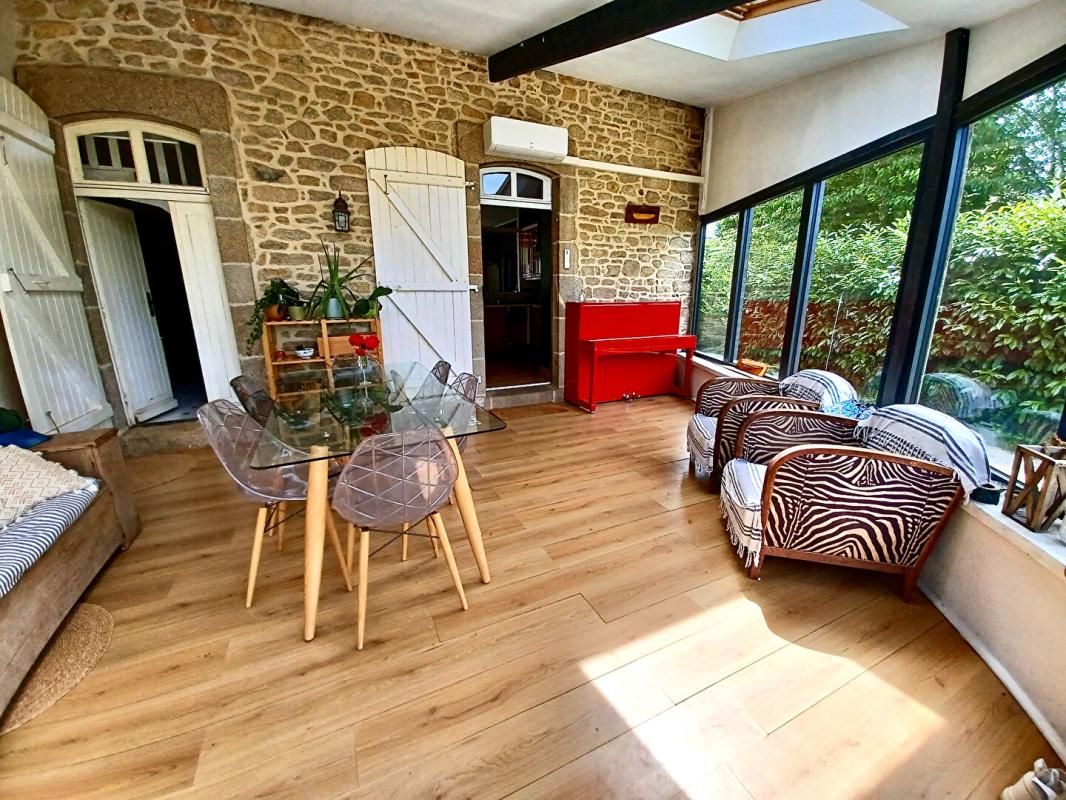 LOCQUELTAS Sally HICKEY vous propose cette maison de maître caractère T7 au coeur de LOCQUALTAS, à 25 minutes de la plage. Avec de belles vues sur le bourg et son jardin paysagé avec piscine chauffée. Proche de tous commerces à pied. Au prix de 635 250 euros, HAI 4