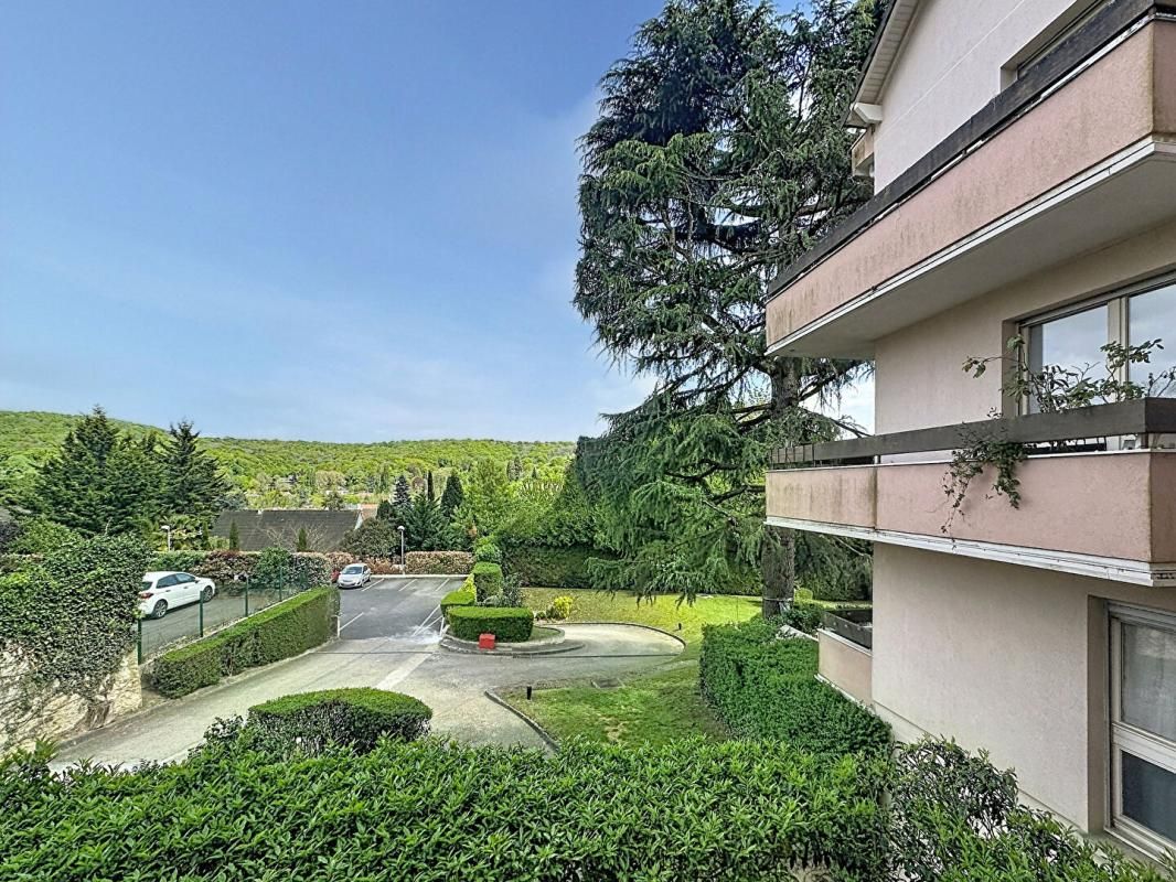 IGNY T2 AVEC TERRASSE, PARKING ET VUE FORÊT AUCUN VIS-À-VIS 2