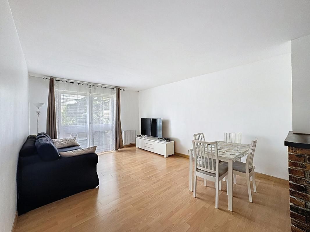 IGNY T2 AVEC TERRASSE, PARKING ET VUE FORÊT AUCUN VIS-À-VIS 4
