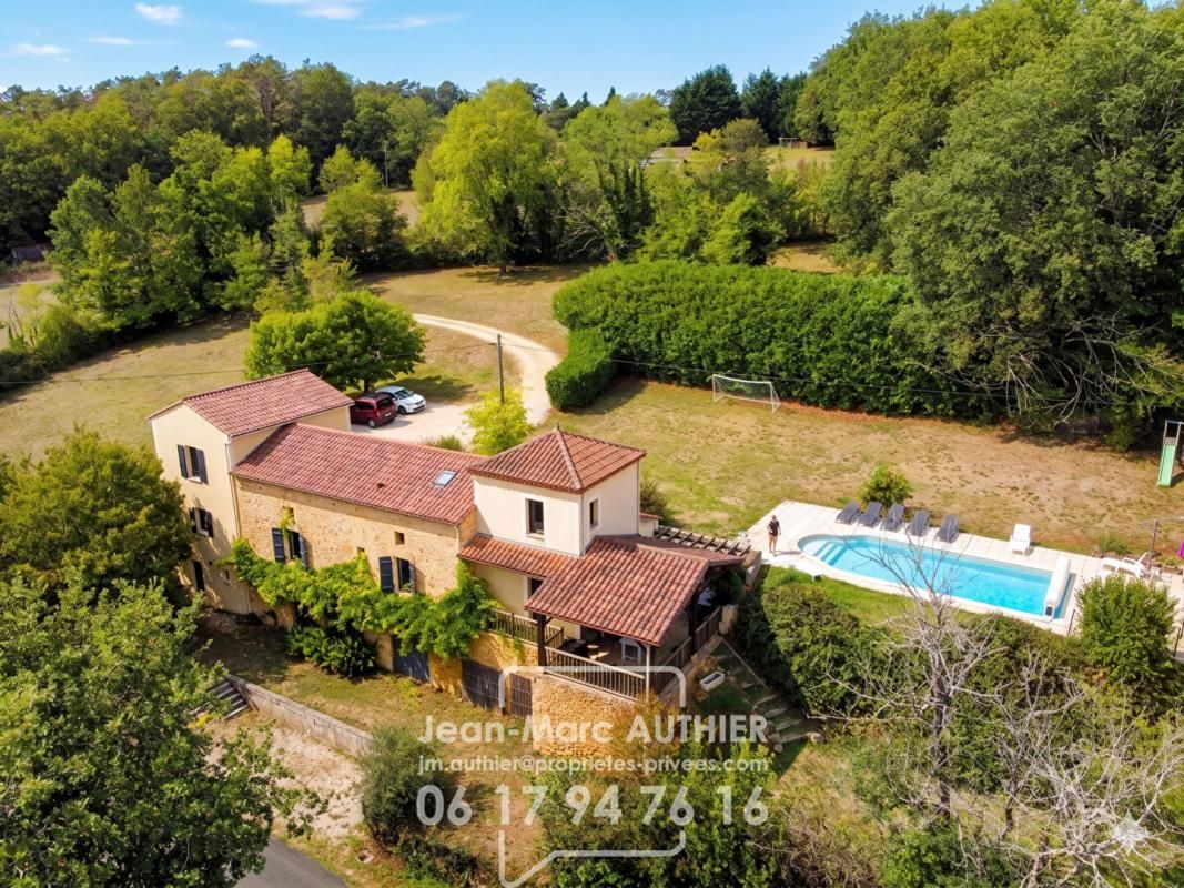 BELVES Propriété de charme, 212 m2, 6 chambres, piscine chauffée sur 6774 m2 de jardin 2