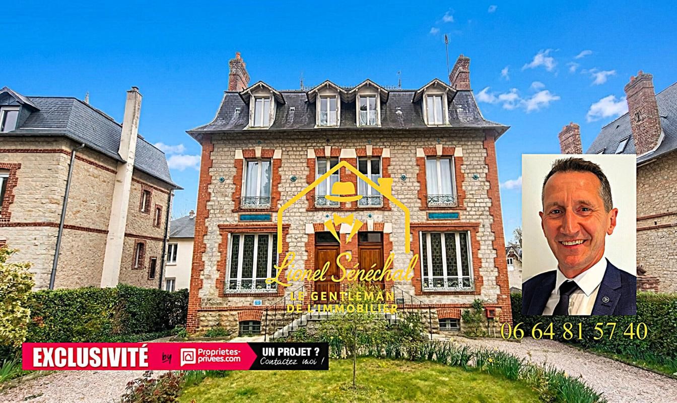 Demeure de prestige en pierre de taille avec ses vitraux avec 12 studios pour une superficie de 300 m2 habitables en plein coeur du centre ville de Bagnoles de l' Orne