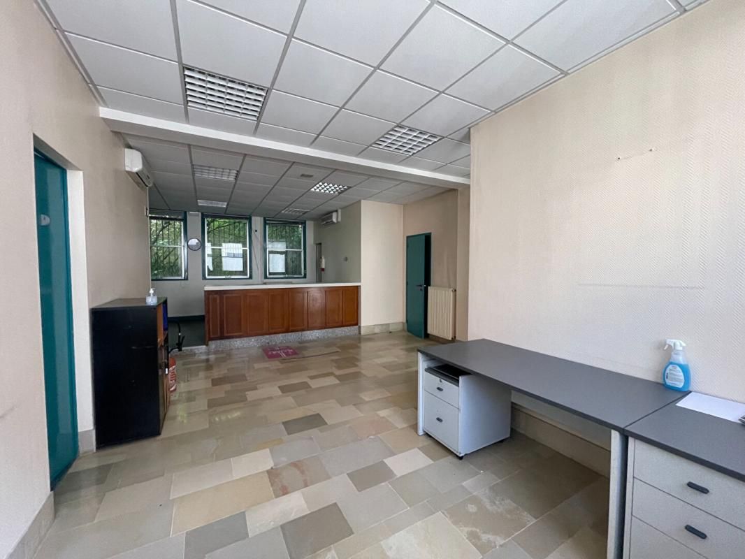 MONTARGIS LADON - MURS COMMERCIAUX LIBRES 79 m² 2