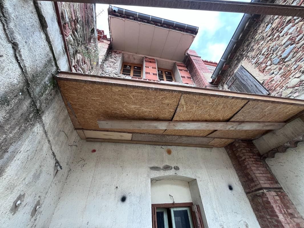 MILLAS Immeuble de rapport de 200 m² environs à rénover pouvant être aménagé en deux appartements et un local 1