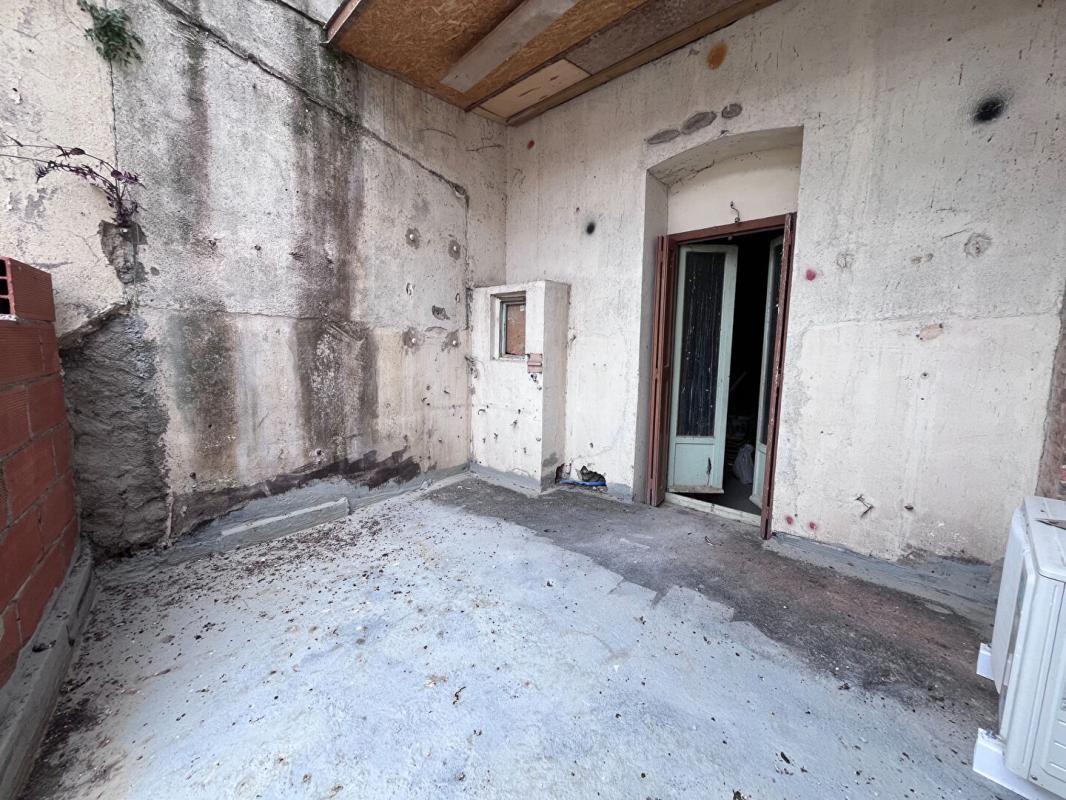 MILLAS Immeuble de rapport de 200 m² environs à rénover pouvant être aménagé en deux appartements et un local 2