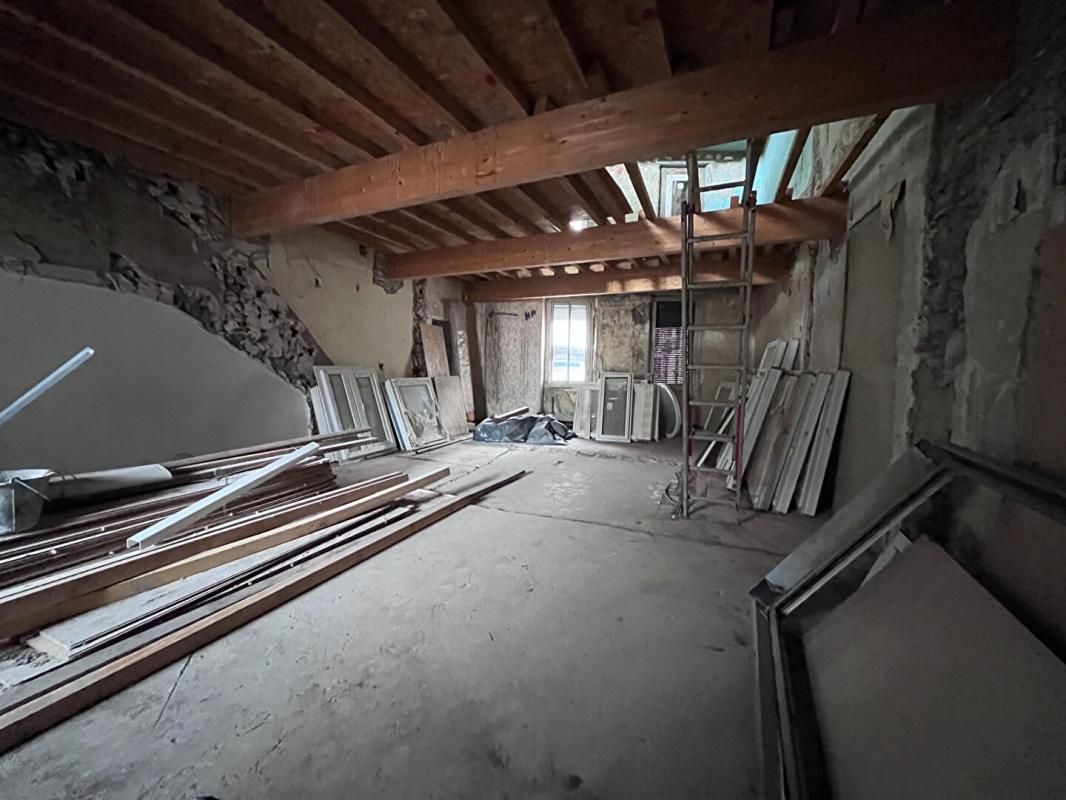 MILLAS Immeuble de rapport de 200 m² environs à rénover pouvant être aménagé en deux appartements et un local 4