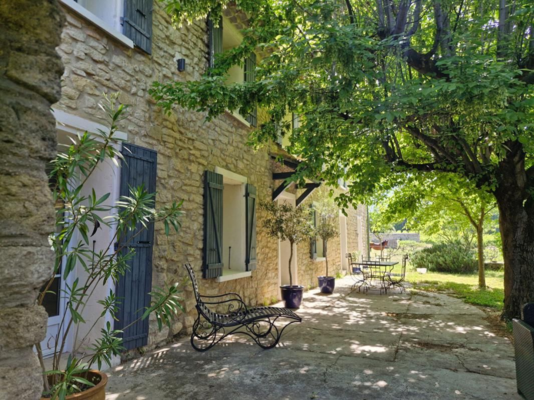 SAINT-PIERRE-DE-VASSOLS Grand mas avec dépendances en campagne au milieu des champs 1
