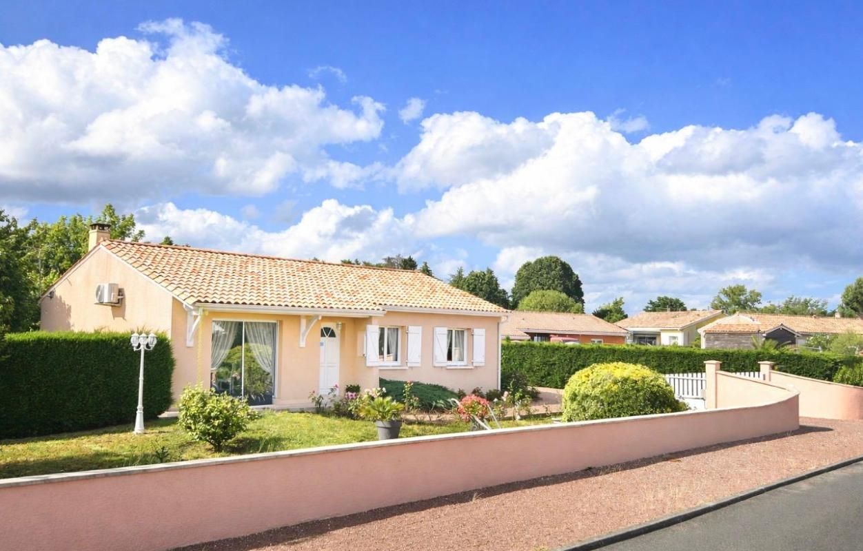 Tout proche de Saint-André de Cubzac à Marsas - Maison contemporaine  soigneusement entretenue 5 pièce(s)  96 m² habitables sur terrain d'environ 1230 m² clos - Dépendances - Terrain paysagé et arboré - Piscinable