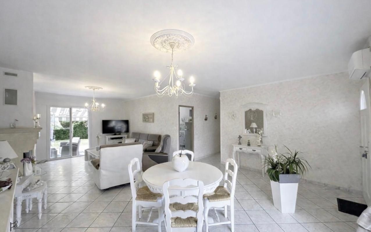 MARSAS Tout proche de Saint-André de Cubzac à Marsas - Maison contemporaine soigneusement entretenue 5 pièce(s) 96 m² habitables sur terrain d'environ 1230 m² clos - Dépendances - Terrain paysagé et arboré - Piscinable 3