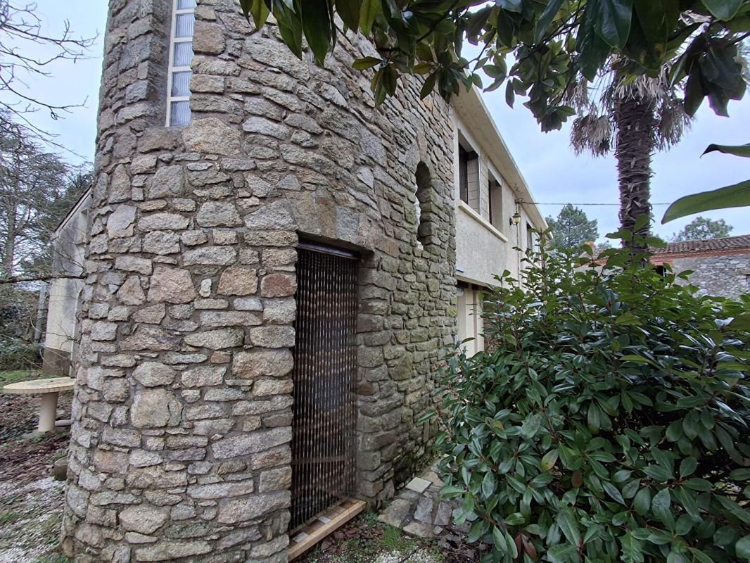 SAINT-HILAIRE-DE-CLISSON Maison à rénover Saint Hilaire De Clisson 9 pièce(s) 130 m2 1