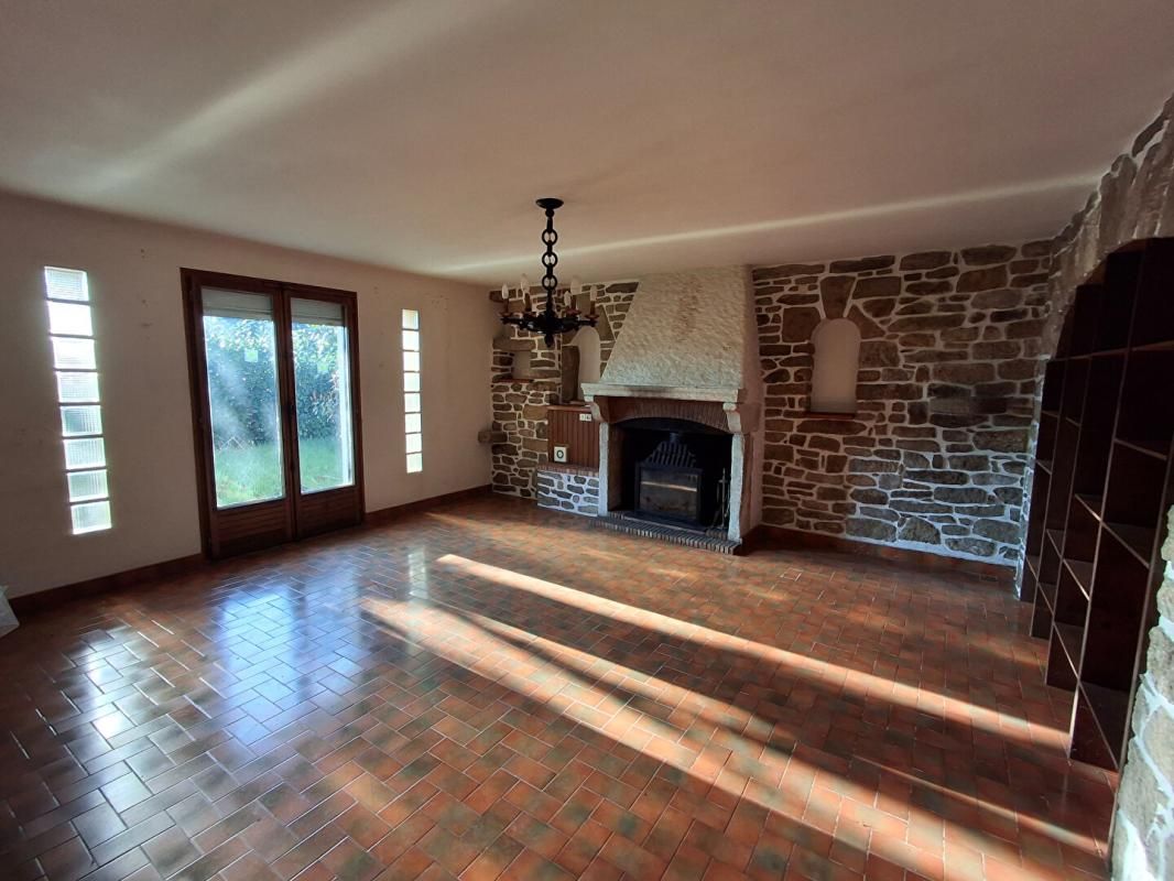 SAINT-HILAIRE-DE-CLISSON Maison à rénover Saint Hilaire De Clisson 9 pièce(s) 130 m2 2