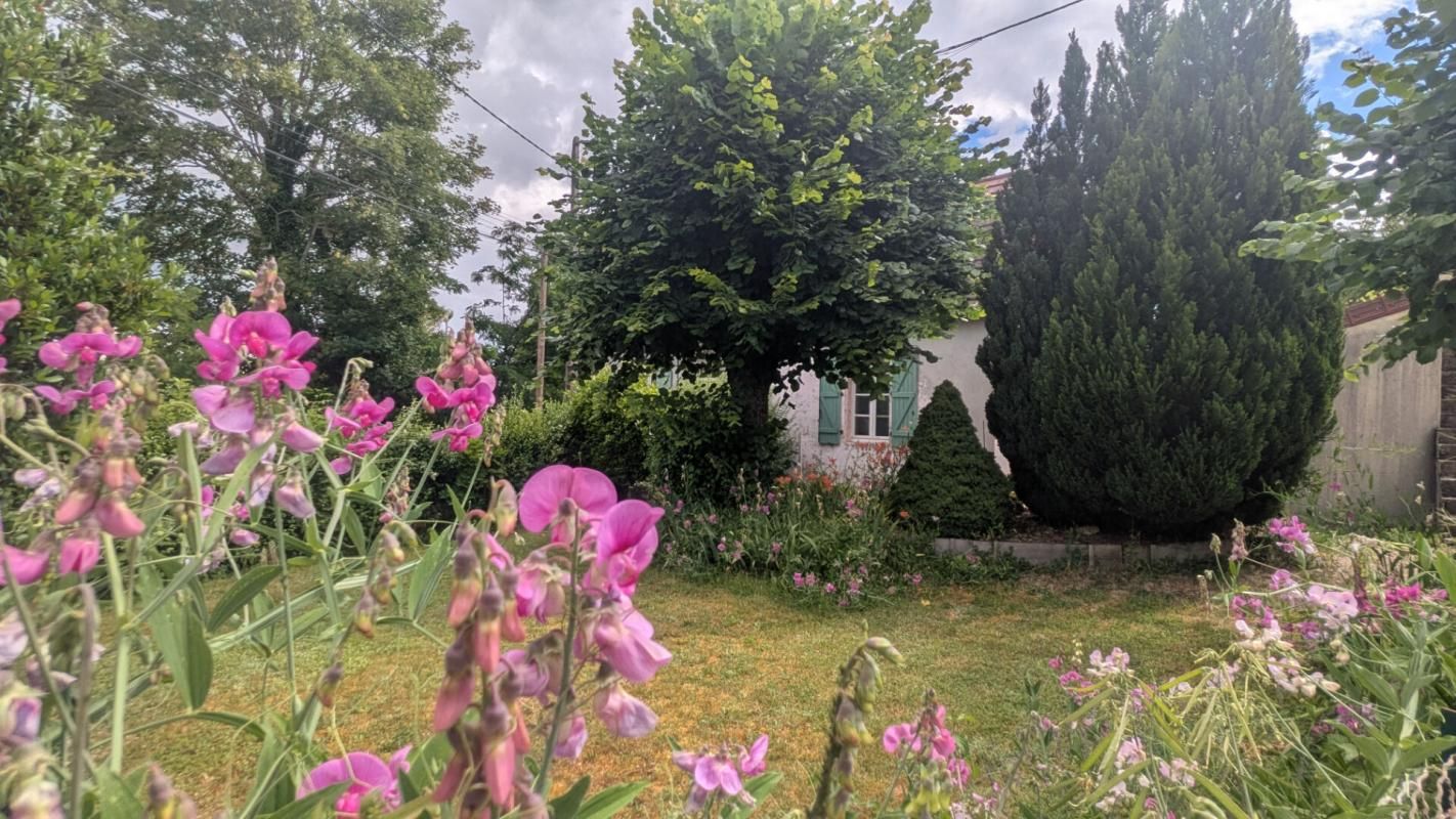 MONTAIGU-LE-BLIN Sur Montaigu le blin, longère et dépendances 1