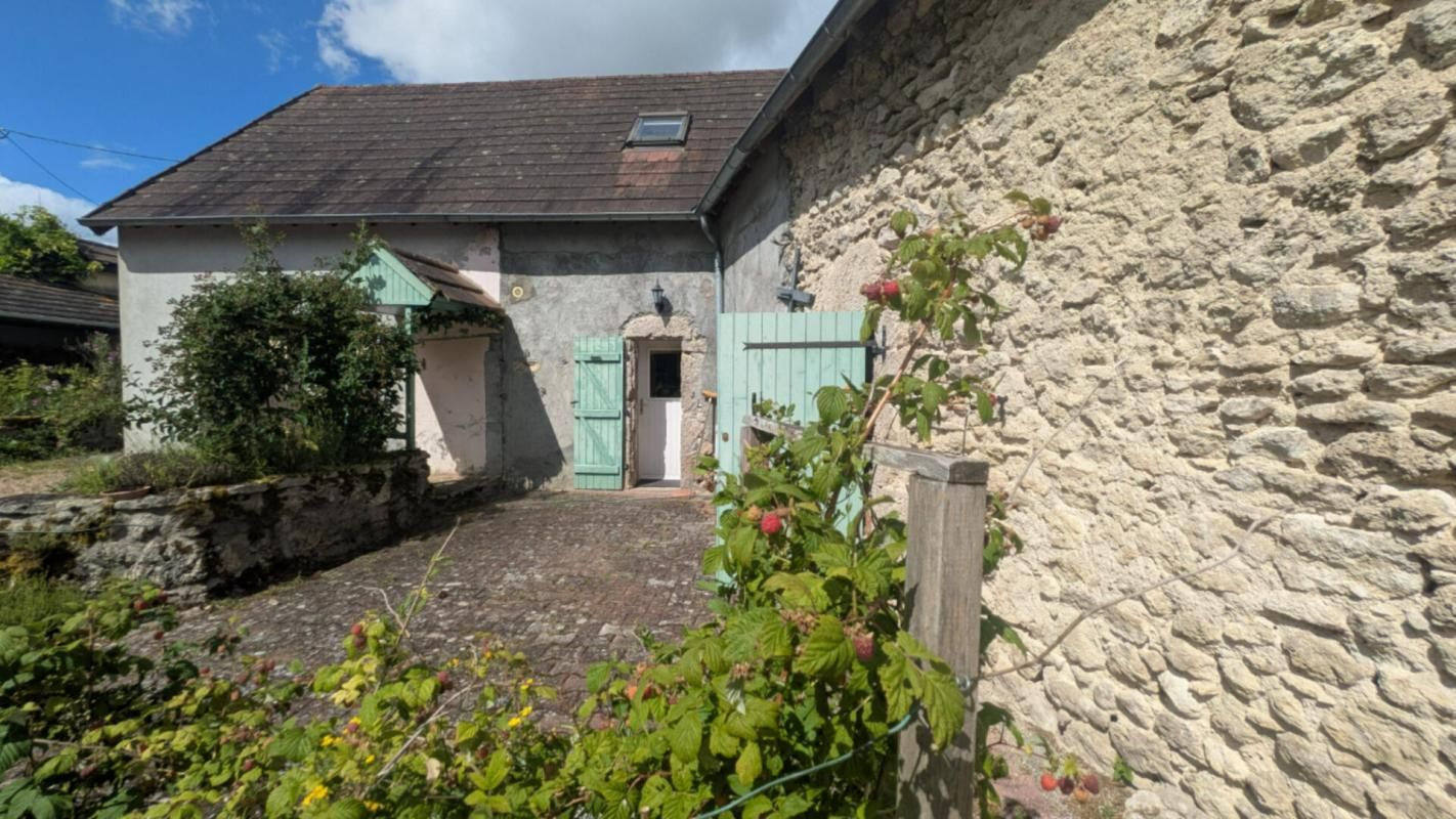 MONTAIGU-LE-BLIN Sur Montaigu le blin, longère et dépendances 2