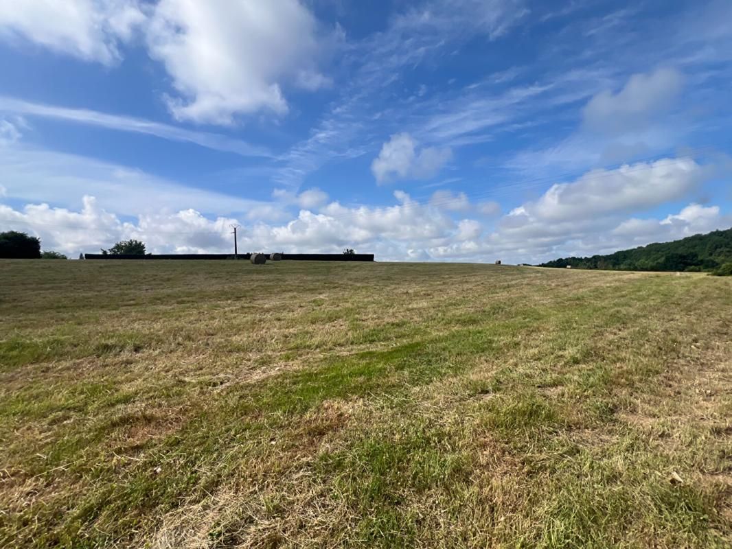 SAINT-YRIEIX-LA-PERCHE Terrain St Yrieix La Perche 1930 m2 1