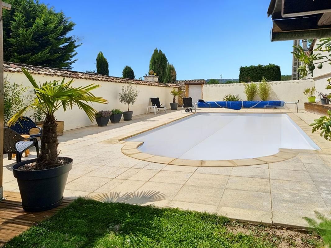 LES CHERES Maison Les Cheres 8 pièces 220 m2, garage, piscine 1