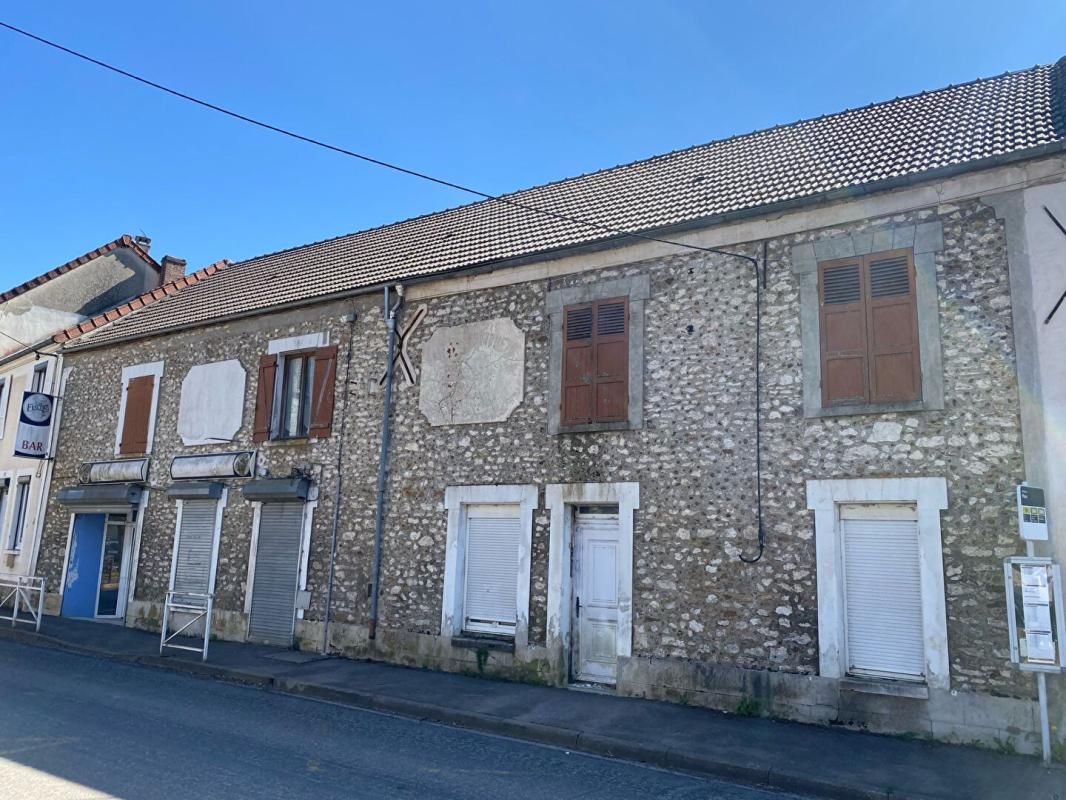 LA FERTE-GAUCHER Bâtisse/Maison de village en pierre 1
