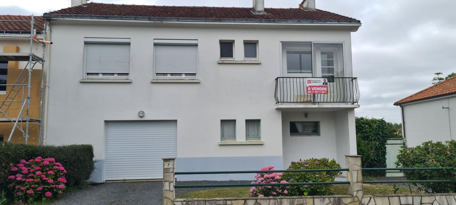 GORGES Maison Gorges 4 P . 3 Chs . 84.1 M² . T 719 M² . Balcon . Garage . Sous sol 1