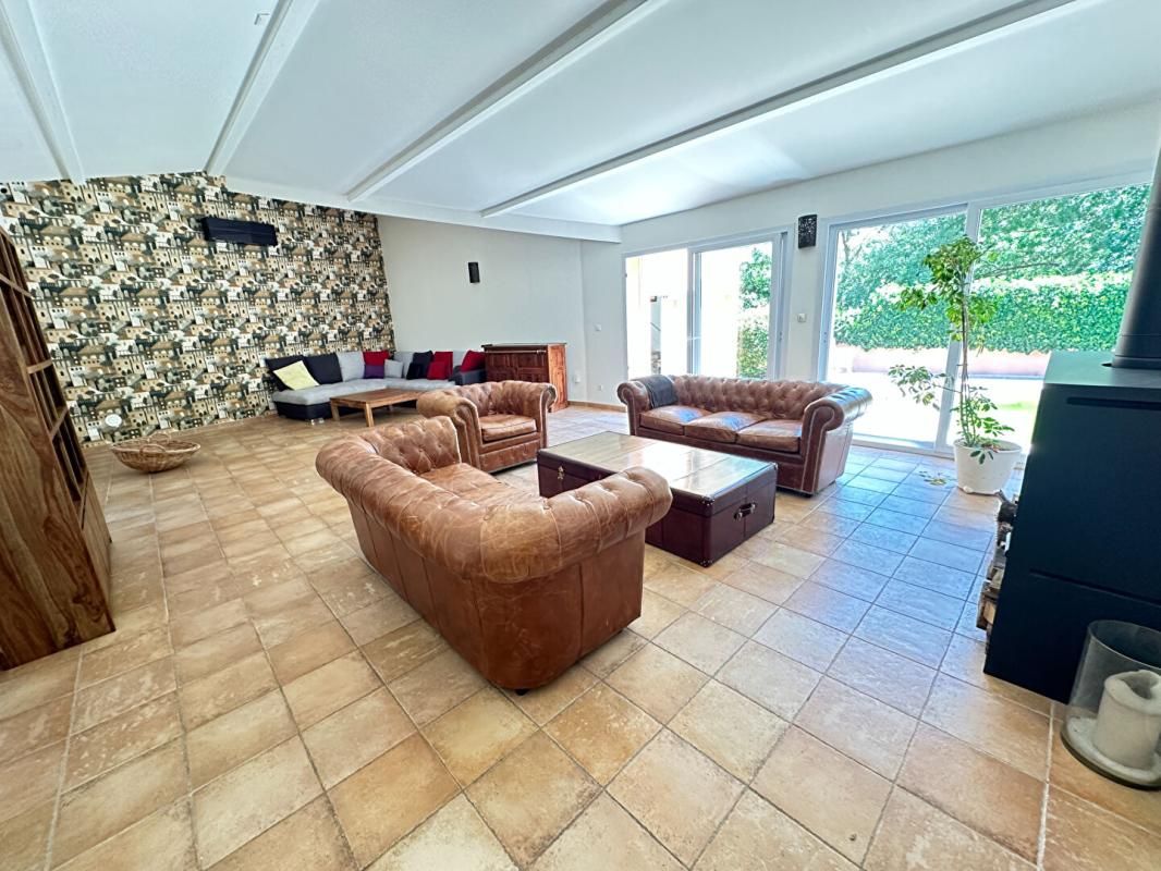 GRANS Maison Meublée Plain Pied 5 Chambres Piscine Lagon Grans 3