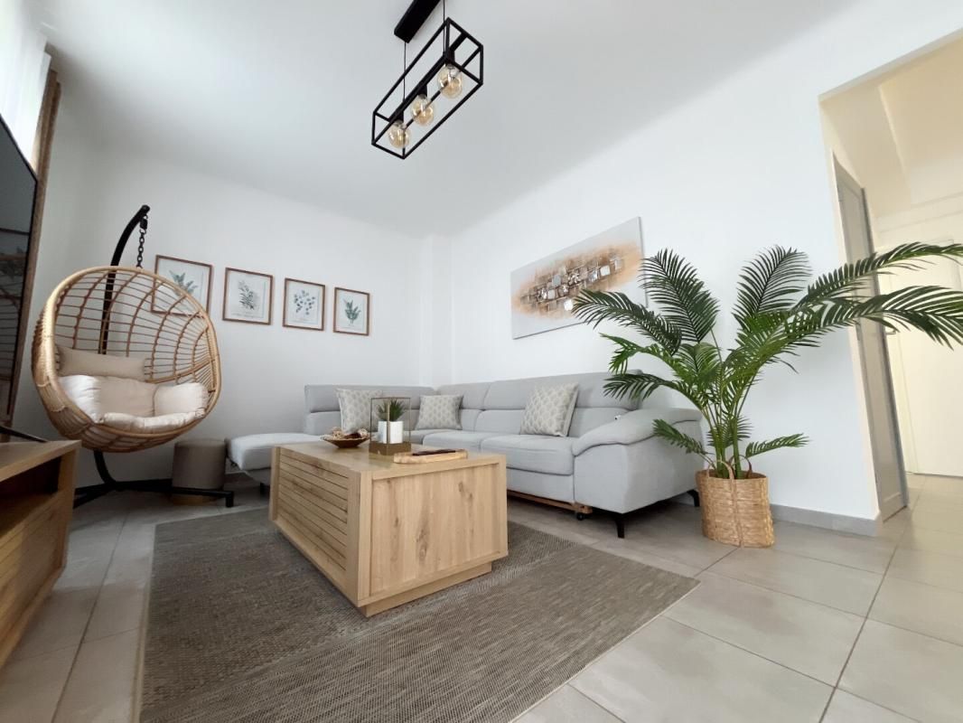 Magnifique appartement T3 de 77 m2 avec garage, situé au second et dernier étage sans ascenseur d'une petite copropriété aux faibles charges