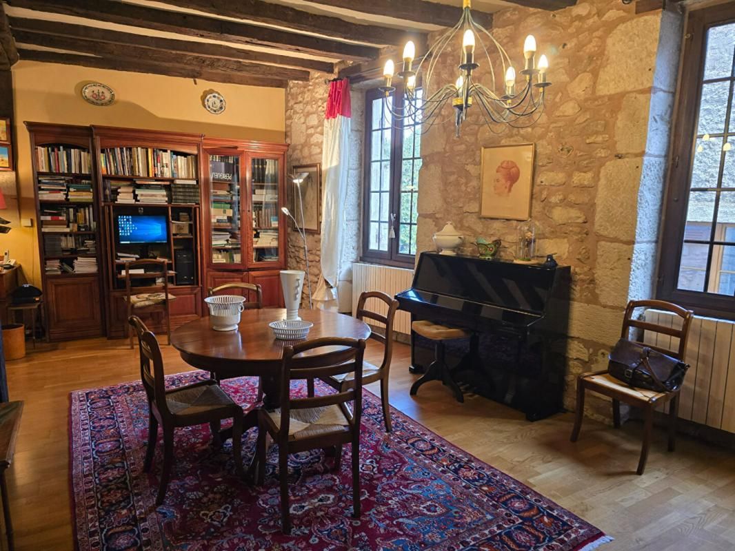 PERIGUEUX Maison de ville comprenant un duplex d'environ 150 m² et un local commercial de 100 m² , au coeur du centre historique de Périgueux 3