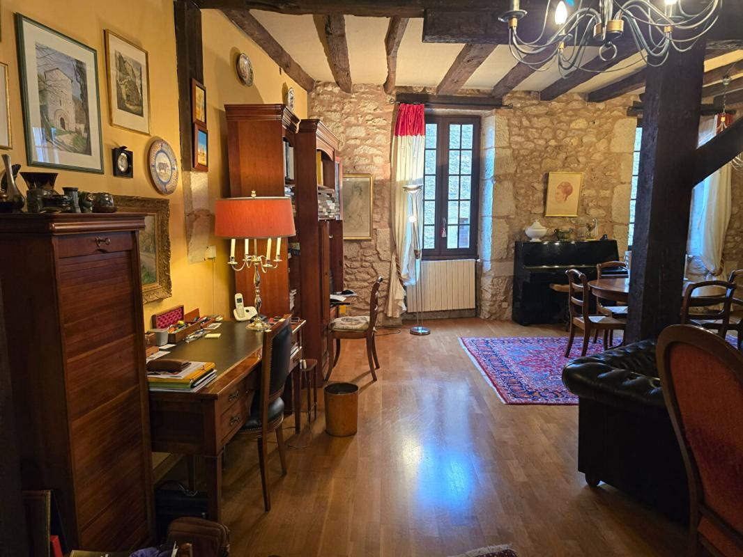PERIGUEUX Maison de ville comprenant un duplex d'environ 150 m² et un local commercial de 100 m² , au coeur du centre historique de Périgueux 4