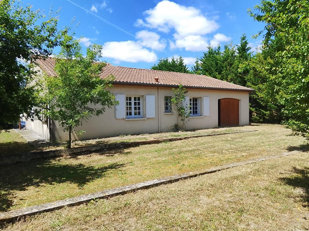 AUGE-SAINT-MEDARD Maison Plain-Pied 138M², 3 ch, dépendances et jardin, Rouillac-Aigre 1