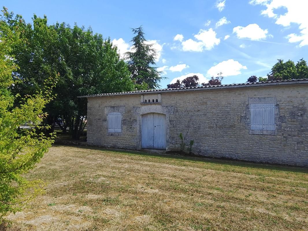 AUGE-SAINT-MEDARD Maison Plain-Pied 138M², 3 ch, dépendances et jardin, Rouillac-Aigre 2