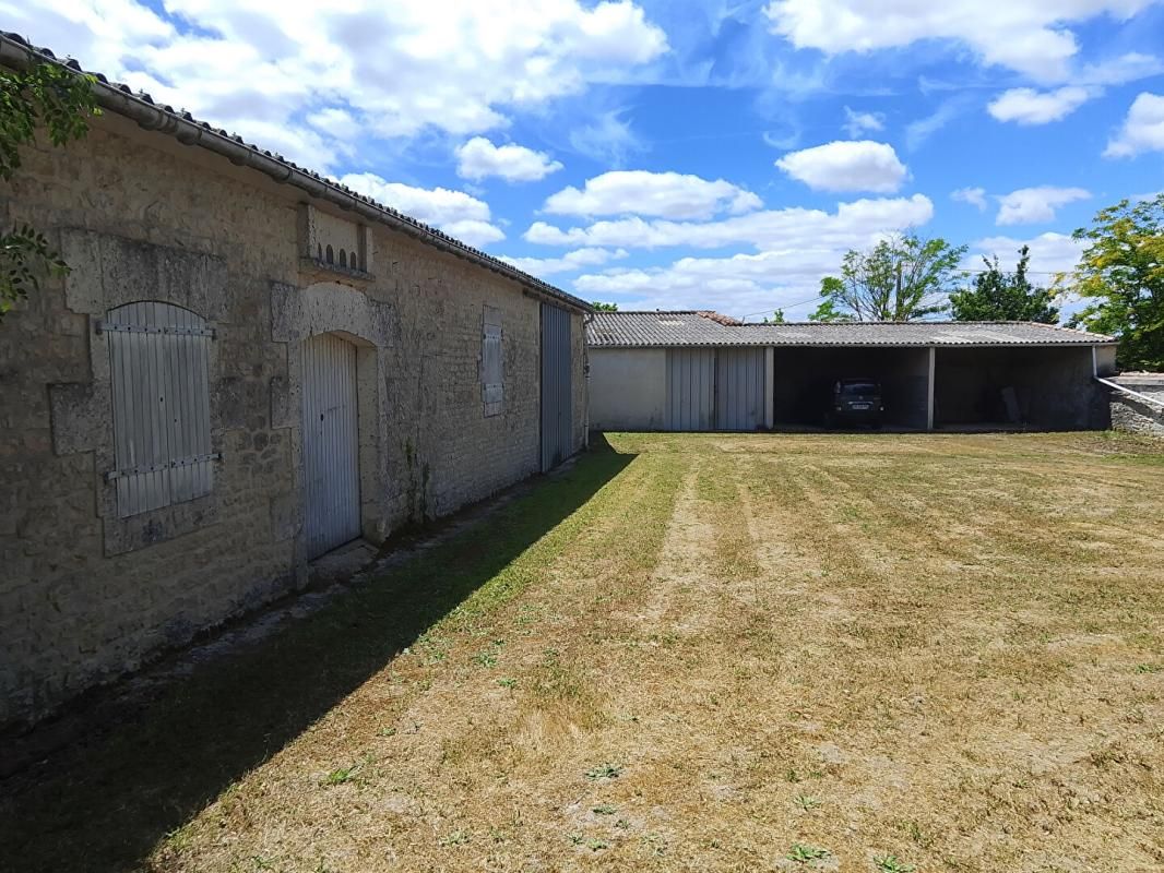 AUGE-SAINT-MEDARD Maison Plain-Pied 138M², 3 ch, dépendances et jardin, Rouillac-Aigre 3