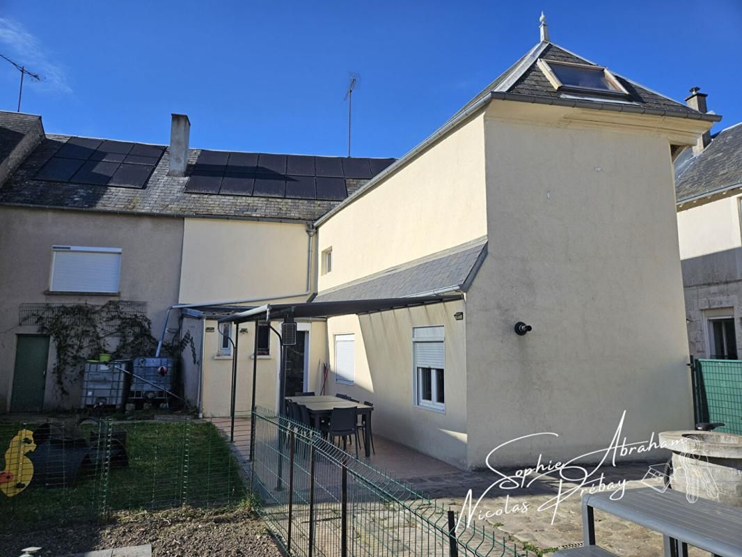 TOURY Maison en centre ville avec jardin, terrasse et places de parkings privatives 1
