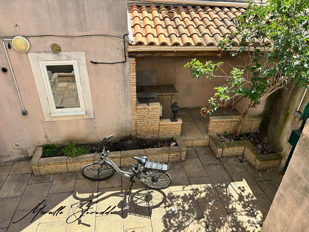 REDESSAN REDESSAN  A VENDRE ENSEMBLE IMMOBILIER  de 185m² avec cour, terrasse et garage 1