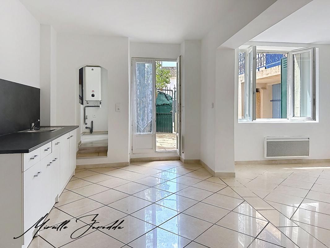 REDESSAN REDESSAN  A VENDRE ENSEMBLE IMMOBILIER  de 185m² avec cour, terrasse et garage 3