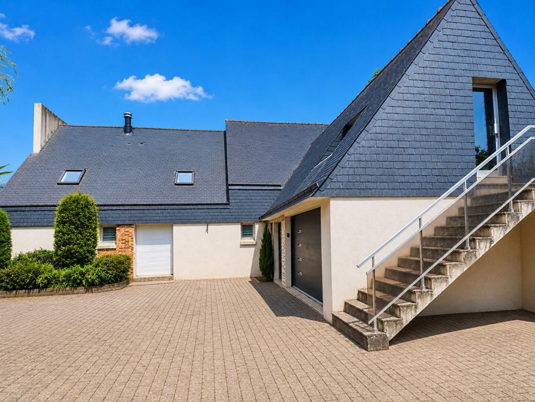 PLEYBEN Magnifique propriété de 218 m² sur parc arboré de 3 748 m² avec hangar de 256 m² 2