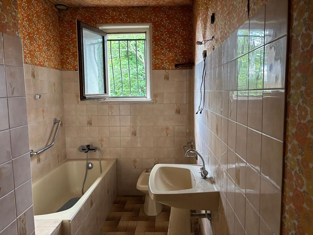 MONTMERLE-SUR-SAONE Au calme, Maison à rénover sur la commune Montmerle Sur Saône 6 pièce(s) 127 m2 4