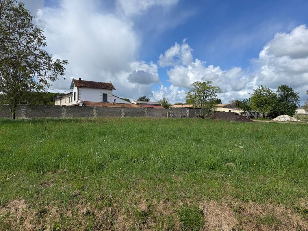 LUSSAC Terrain constructible 1077 m2 - Lussac 3