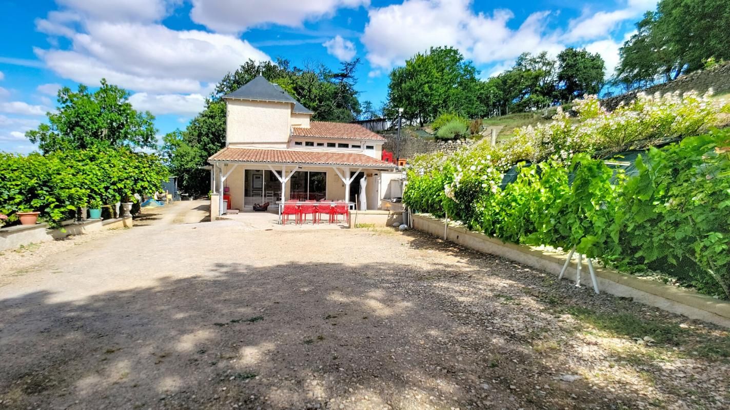 CHAUVIGNY CHAUVIGNY (86) Propriété composée de deux maisons sur environ 3,5 hectares 1