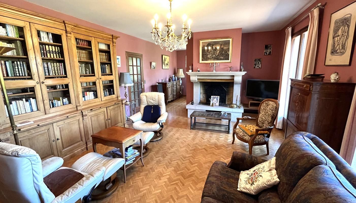 ARINTHOD Superbe villa de 189 m² , sur terrain clos et arboré de 2 036 m² 2