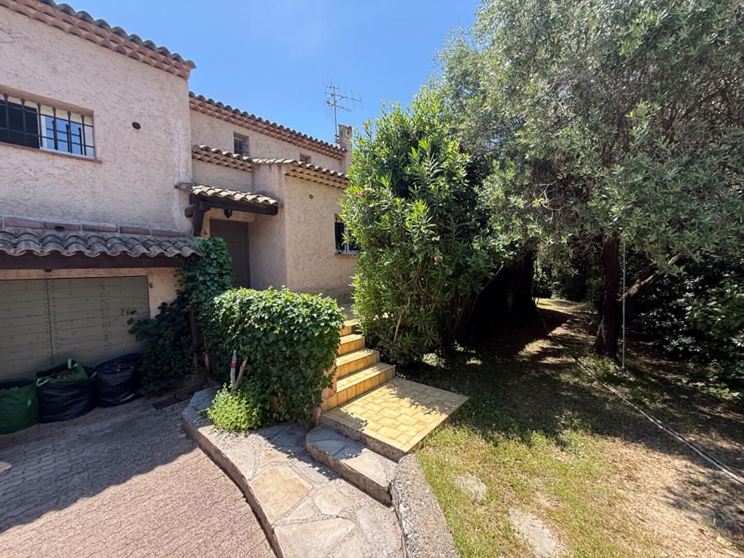 VENCE VILLA PROVENCALE RENOVÉE AVEC PISCINE, TERRASSES ET JARDIN 3