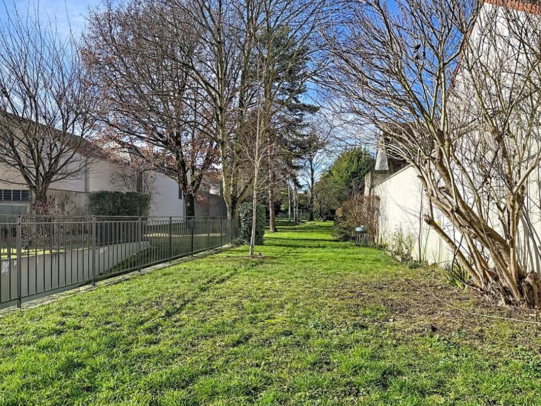 Très grand studio de 40 m² avec place de parking Et cave à 2 minutes du métro Villejuif louis Aragon