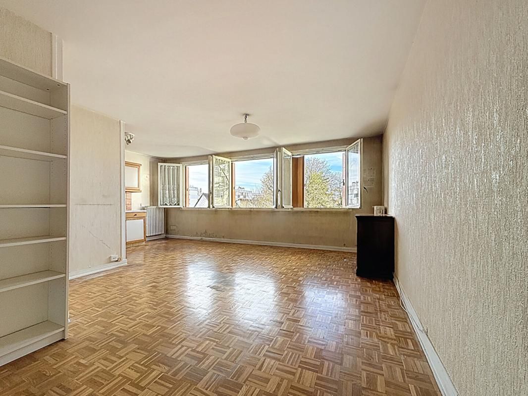 VILLEJUIF Très grand studio de 40 m² avec place de parking Et cave à 2 minutes du métro Villejuif louis Aragon 2