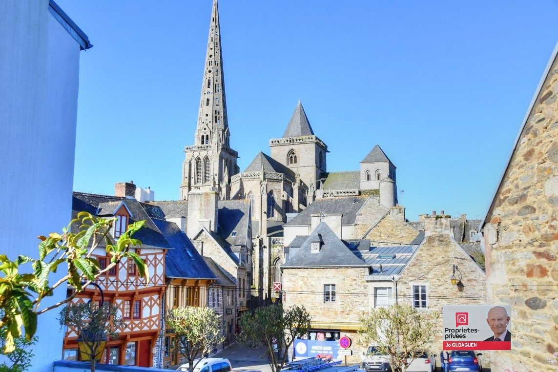 TREGUIER Immeuble d'habitation et commerce de 177 m2 en centre ville 1