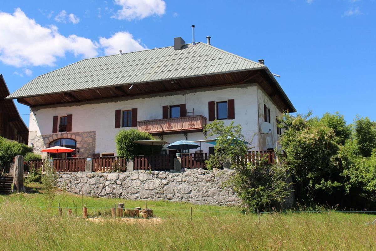 Maison Les Deserts de 301 m² divisée en 3 duplex