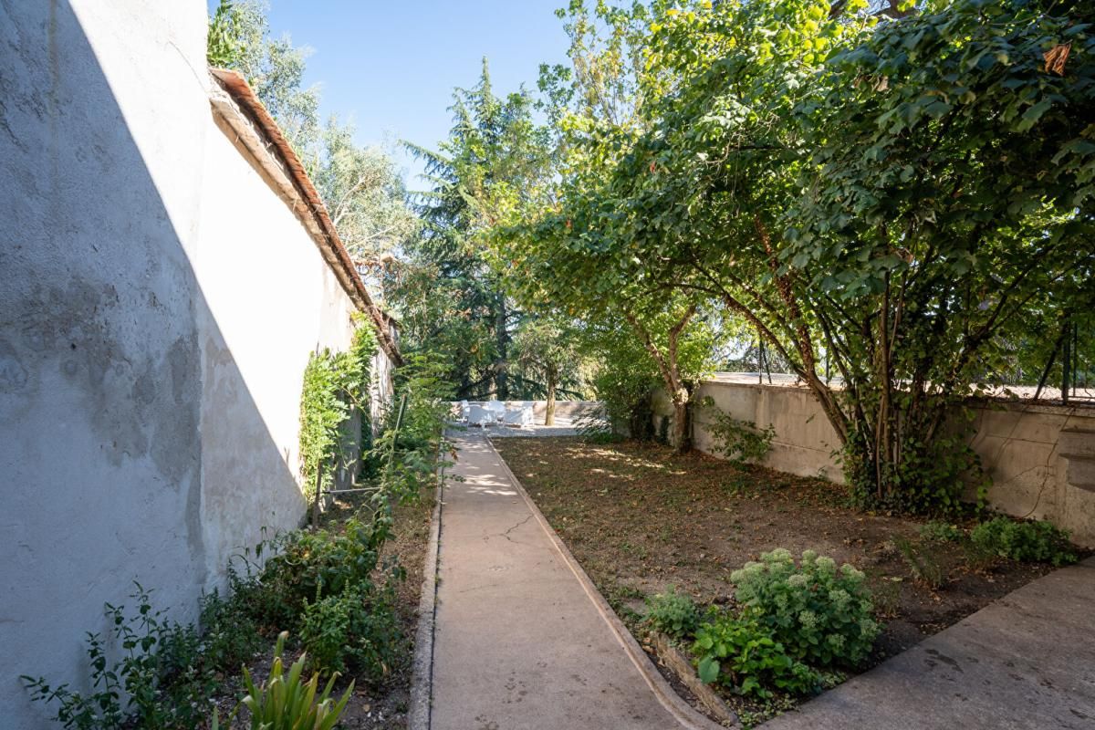 CALUIRE-ET-CUIRE Maison 3 pièce(s) 143.48 m2 4