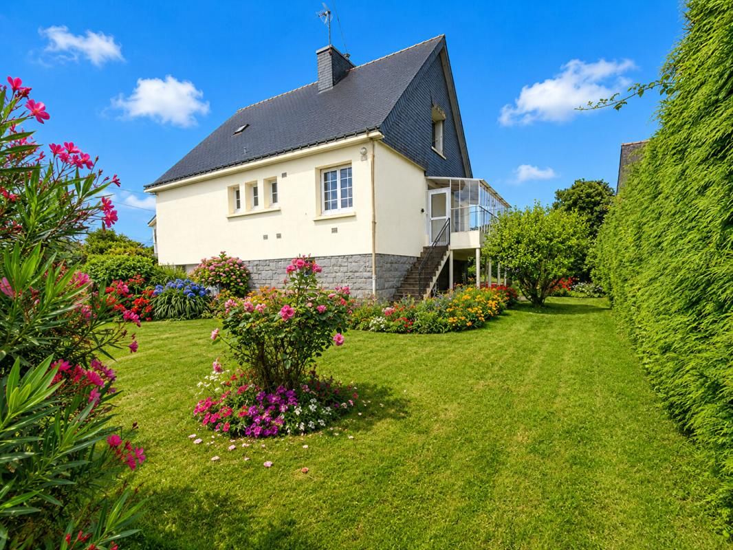 CLEGUER Maison de 101 m2 habitable sur sous-sol complet, avec un étage totalement aménageable (= Gros potentiel) sur un terrain de 4 300 m² avec un bâtiment annexe de 425 m² 1