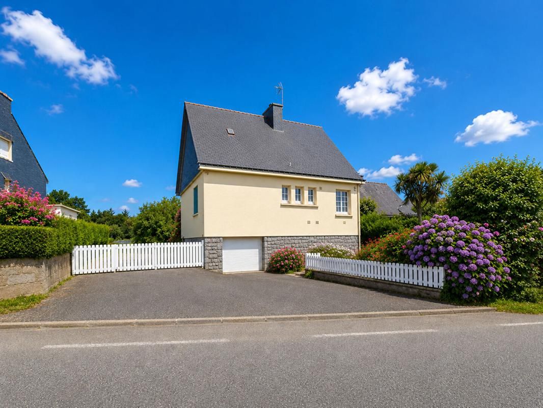 CLEGUER Maison de 101 m2 habitable sur sous-sol complet, avec un étage totalement aménageable (= Gros potentiel) sur un terrain de 4 300 m² avec un bâtiment annexe de 425 m² 2