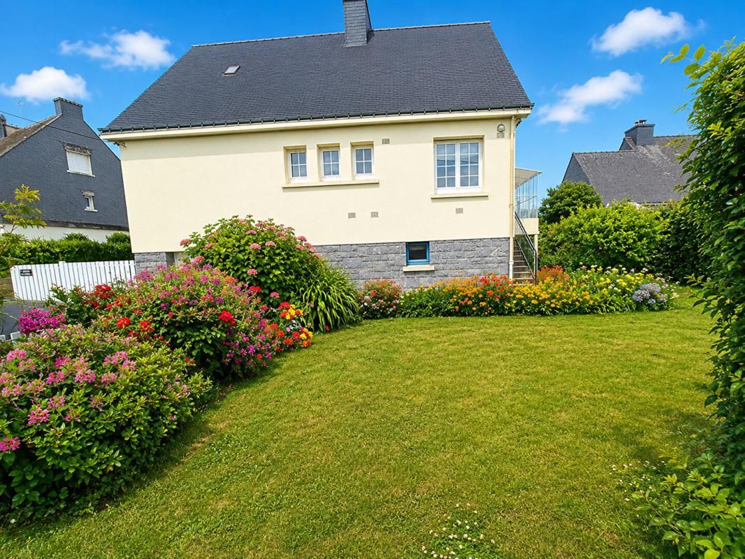 CLEGUER Maison de 101 m2 habitable sur sous-sol complet, avec un étage totalement aménageable (= Gros potentiel) sur un terrain de 4 300 m² avec un bâtiment annexe de 425 m² 3